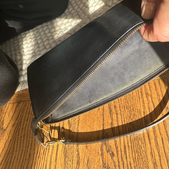 COPY - Louis Vuitton Epi Pouchette - Picture 5 of 15